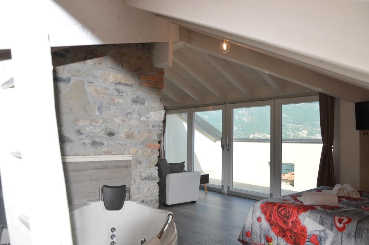 White Suite - Jacuzzi, Swimming Pool & Lake View レッツェノ エクステリア 写真