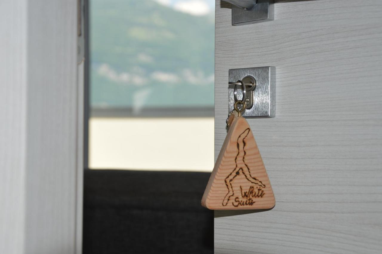 White Suite - Jacuzzi, Swimming Pool & Lake View レッツェノ エクステリア 写真